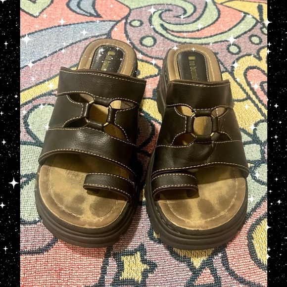 ❤️SOLD❤️ Vintage Y2K No Boundaries brown chunky platform toe ring sandals - Picture 1 of 6